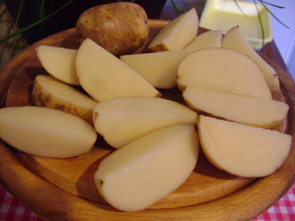 Резка картофеля на дольки