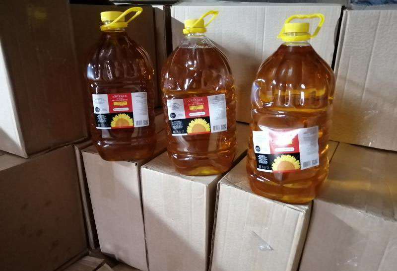 Упаковка от подсолнечного масла времён СССР. Сватья продаёт подсолнечное масло первого отжима, 5 литров 450 руб.