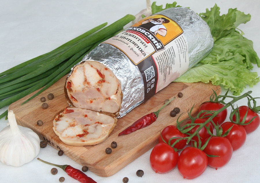 Галантин из мяса цыплёнка запечённый в фольге фаршированный паприкой сыром и помидорами.