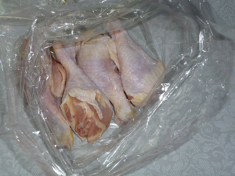 Курица воняет. Куриные ножки в пакете для запекания. Окорочка в пакете для запекания. Куриные голени в пакете. Куриные голени в рукаве в духовке.